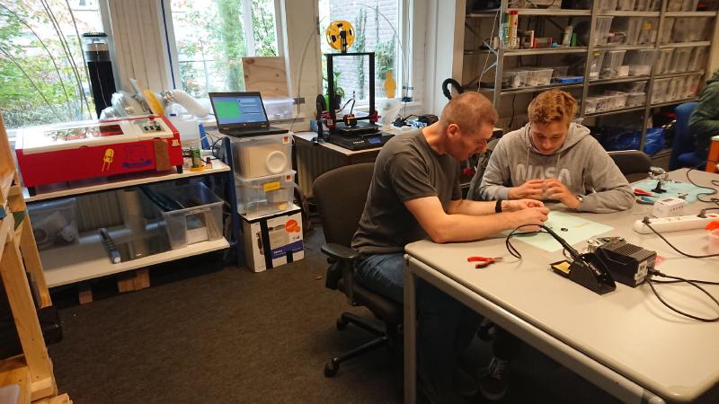 Soldering workshop at Hackalot during the national Weekend van de Wetenschap 2019.